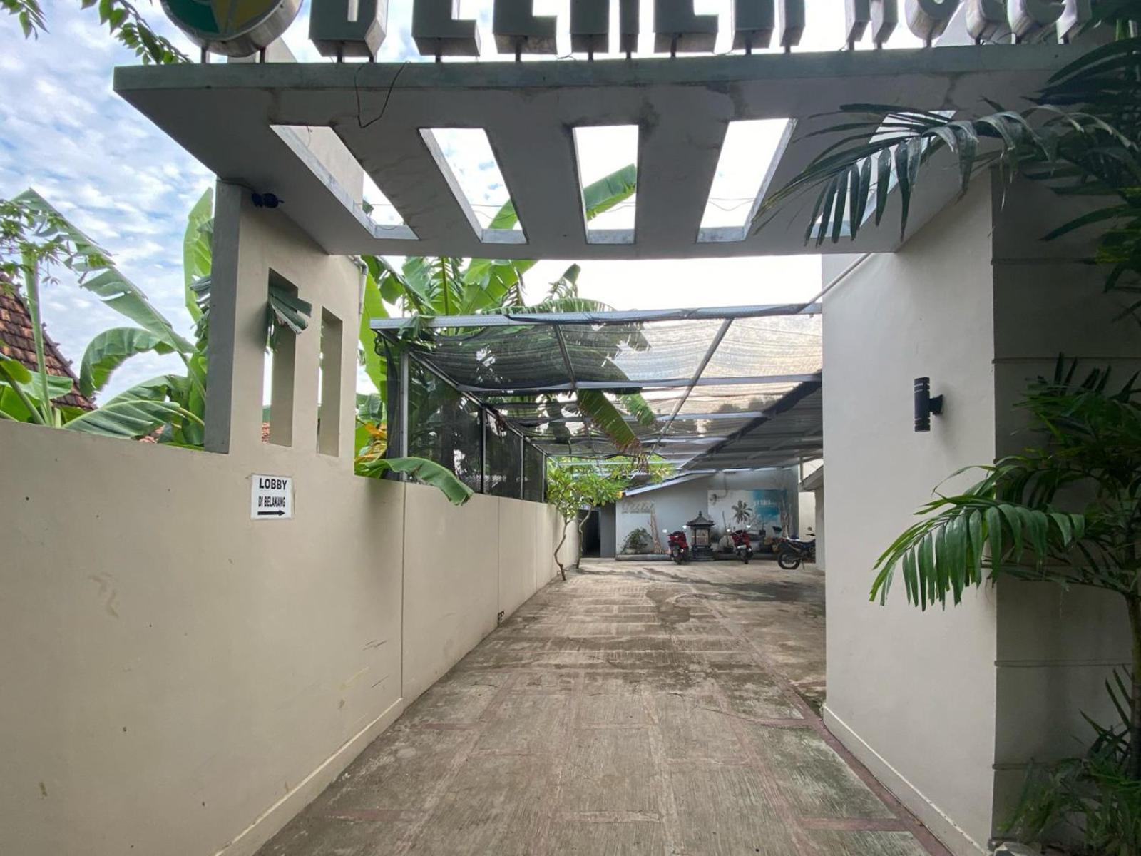 Reddoorz Near Pantai Idola Banyutowo Hotel D'Llala Pati Eksteriør billede