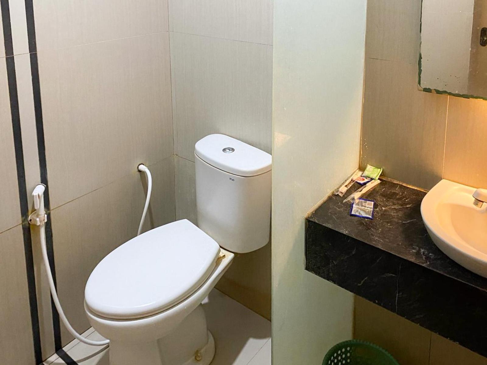 Reddoorz Near Pantai Idola Banyutowo Hotel D'Llala Pati Eksteriør billede