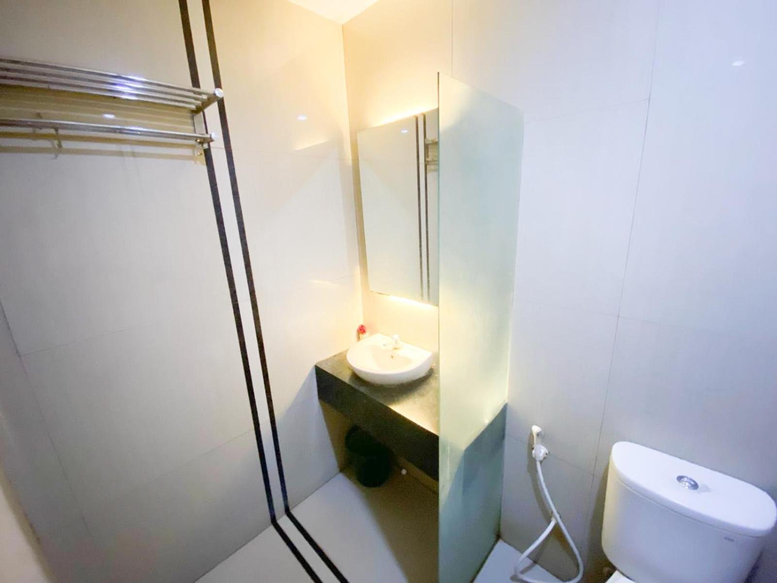 Reddoorz Near Pantai Idola Banyutowo Hotel D'Llala Pati Eksteriør billede