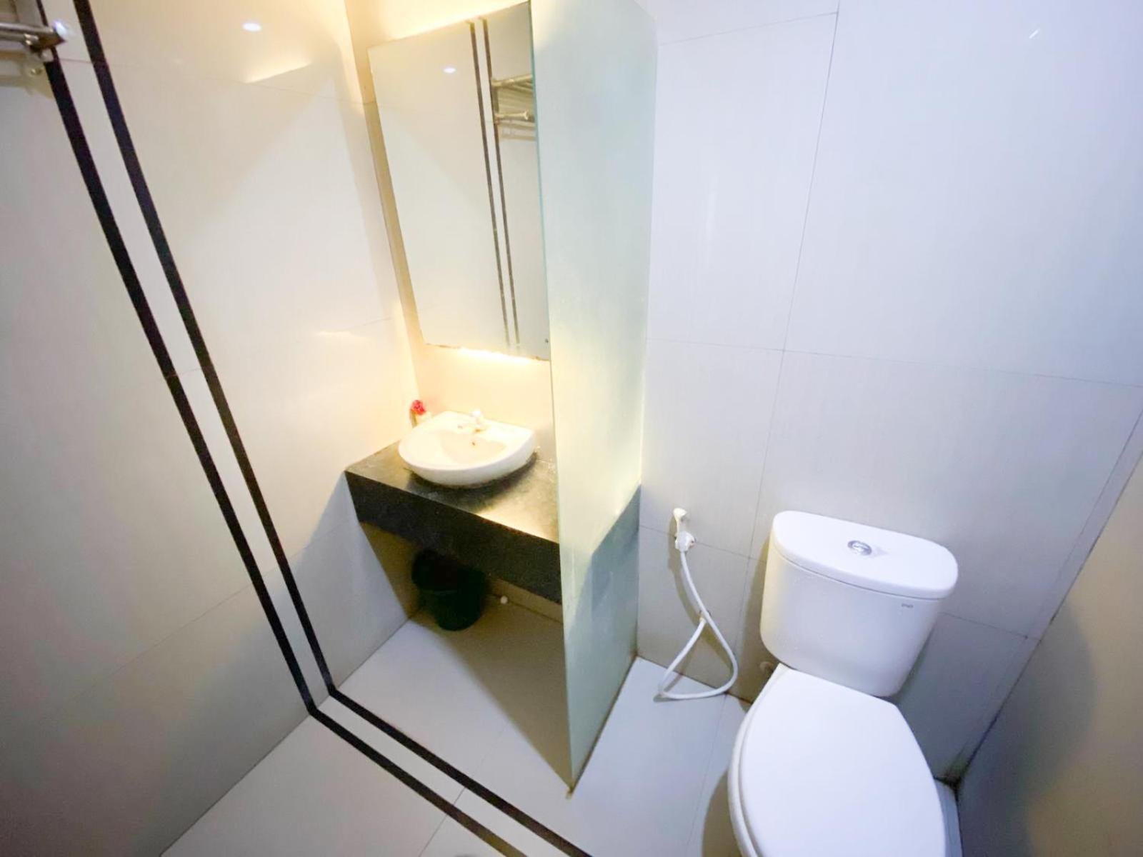 Reddoorz Near Pantai Idola Banyutowo Hotel D'Llala Pati Eksteriør billede